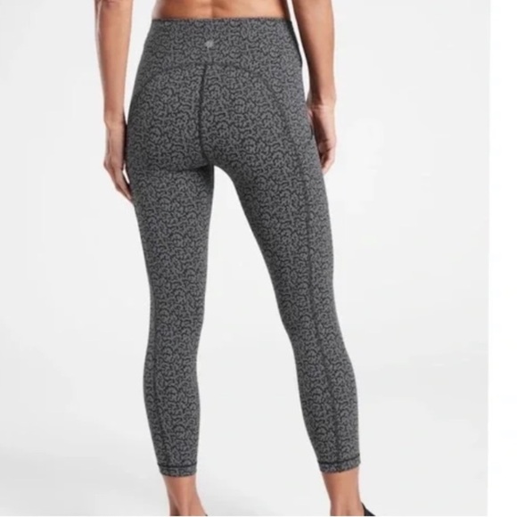 Athleta Ultimate Stash Pocket Textured 7/8 Tight in Black/Grey - Picture 2 of 7